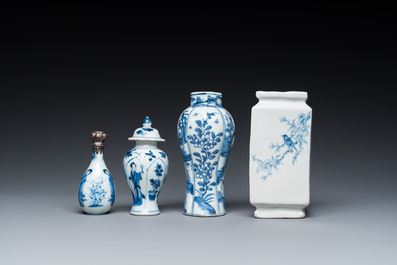 Vier Chinese blauw-witte vaasjes, Kangxi en later