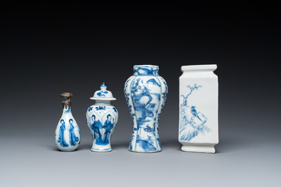 Vier Chinese blauw-witte vaasjes, Kangxi en later