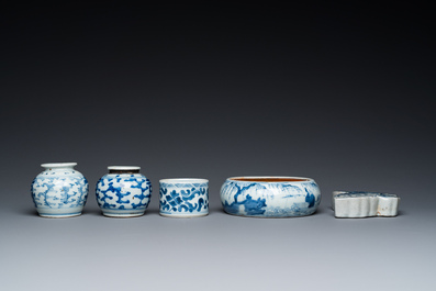 Vijf stukken Chinees blauw-wit porselein, Kangxi en later