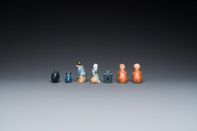 Zeven Chinese blauw-witte, monochrome en famille rose waterdruppelaars, Qianlong en later