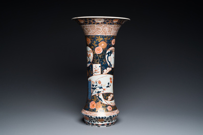 Een Japanse trompetvormige Imari vaas, Edo, eind 17e eeuw