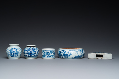 Vijf stukken Chinees blauw-wit porselein, Kangxi en later