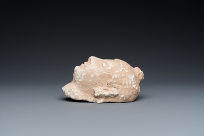 Acht diverse gesculpteerde stenen hoofden, o.a. Gandhara, Etruskisch, Japans en Chinees