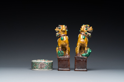 Een paar Chinese sancai wierookstokhouders en een verte biscuit inktsteen, Kangxi of later