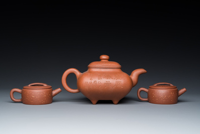 Drie Chinese Yixing steengoed theepotten met deksels, Republiek