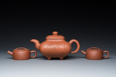 Drie Chinese Yixing steengoed theepotten met deksels, Republiek