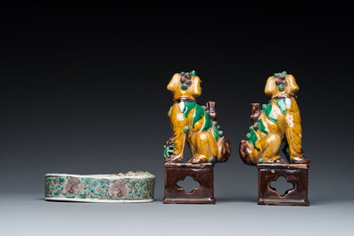 Een paar Chinese sancai wierookstokhouders en een verte biscuit inktsteen, Kangxi of later