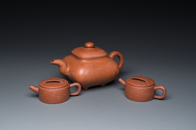 Drie Chinese Yixing steengoed theepotten met deksels, Republiek