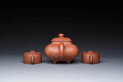 Drie Chinese Yixing steengoed theepotten met deksels, Republiek