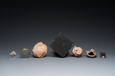 Acht diverse gesculpteerde stenen hoofden, o.a. Gandhara, Etruskisch, Japans en Chinees