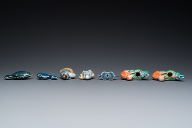 Zeven Chinese blauw-witte, monochrome en famille rose waterdruppelaars, Qianlong en later