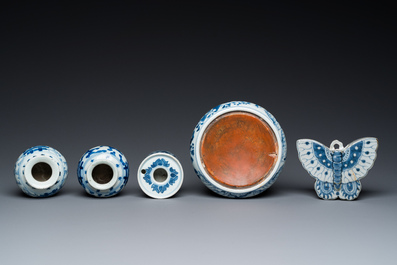 Vijf stukken Chinees blauw-wit porselein, Kangxi en later