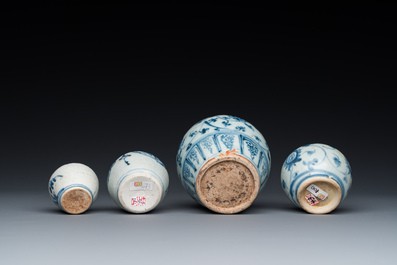 Vier Chinese blauw-witte vaasjes, Ming