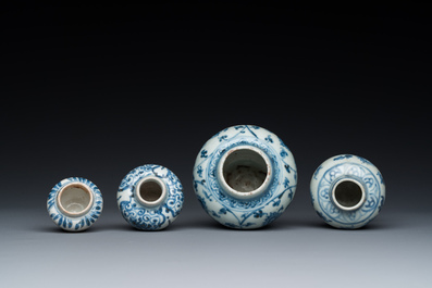 Vier Chinese blauw-witte vaasjes, Ming