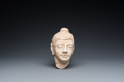 Acht diverse gesculpteerde stenen hoofden, o.a. Gandhara, Etruskisch, Japans en Chinees