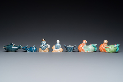 Zeven Chinese blauw-witte, monochrome en famille rose waterdruppelaars, Qianlong en later