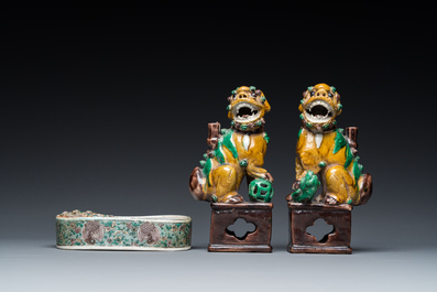 Een paar Chinese sancai wierookstokhouders en een verte biscuit inktsteen, Kangxi of later