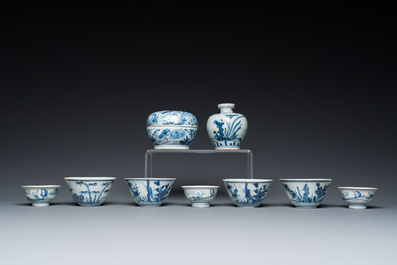 Negen stukken Chinees blauw-wit scheepswrakporselein, Wanli en later