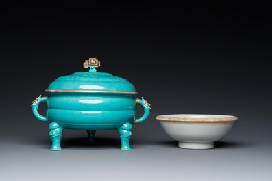 A Chinese turquoise-glazed tripod bowl and cover, 19th C.