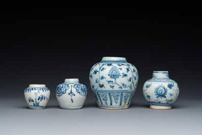 Vier Chinese blauw-witte vaasjes, Ming