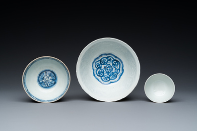 Drie Chinese blauw-witte kommen, Ming