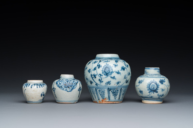 Vier Chinese blauw-witte vaasjes, Ming