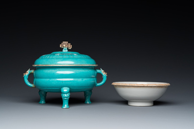 A Chinese turquoise-glazed tripod bowl and cover, 19th C.