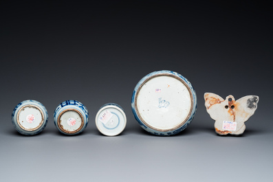 Vijf stukken Chinees blauw-wit porselein, Kangxi en later