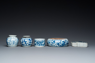 Vijf stukken Chinees blauw-wit porselein, Kangxi en later