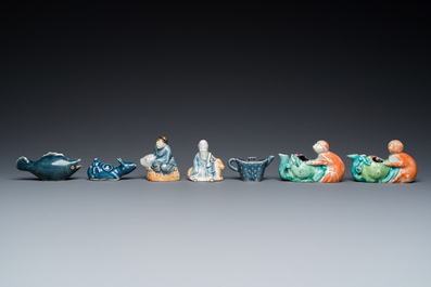 Zeven Chinese blauw-witte, monochrome en famille rose waterdruppelaars, Qianlong en later