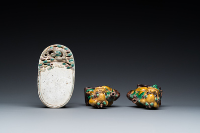 Een paar Chinese sancai wierookstokhouders en een verte biscuit inktsteen, Kangxi of later