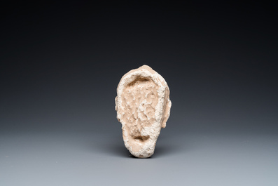 Acht diverse gesculpteerde stenen hoofden, o.a. Gandhara, Etruskisch, Japans en Chinees