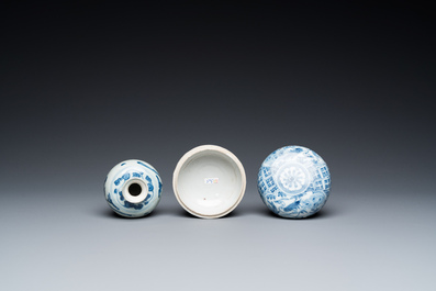 Negen stukken Chinees blauw-wit scheepswrakporselein, Wanli en later