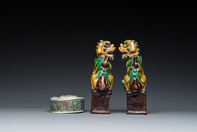Een paar Chinese sancai wierookstokhouders en een verte biscuit inktsteen, Kangxi of later