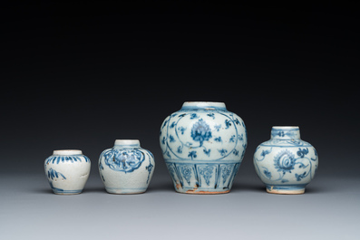 Vier Chinese blauw-witte vaasjes, Ming