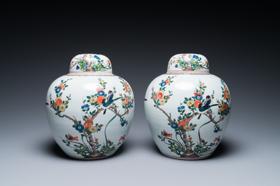 Een Chinees famille rose 'Fort Folly' bord en een paar Samson dekselpotten in famille verte-stijl, Qianlong en 19e eeuw