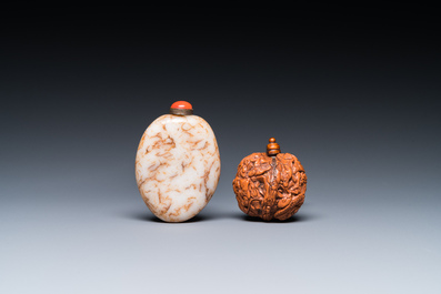 15 Chinese hardstone, glass and walnut snuff bottles, 19/20th C.