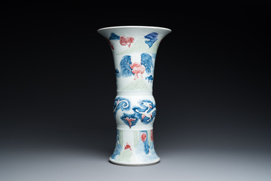 Vase de forme 'yenyen' en porcelaine de Chine en bleu, blanc, c&eacute;ladon et rouge de cuivre, marque de Kangxi, Qing