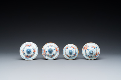 Een Chinees Imari-stijl kaststel van zes vazen met floraal decor, Kangxi