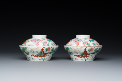 Een paar Chinese famille rose dekselkommen met vlinders, Jiaqing merk, 19e eeuw