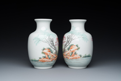Een paar Chinese famille rose vazen, Qianlong merk, 20e eeuw