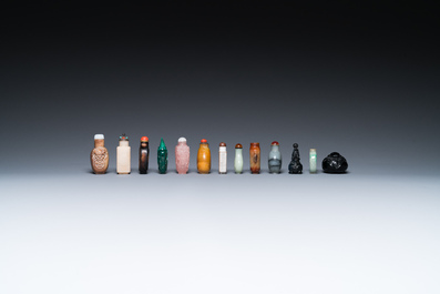15 Chinese hardstone, glass and walnut snuff bottles, 19/20th C.