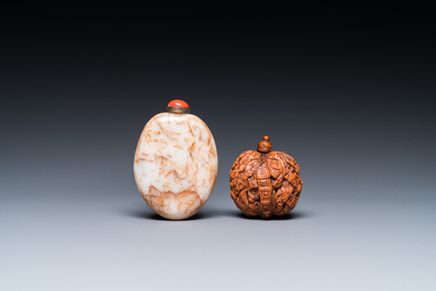 15 Chinese hardstone, glass and walnut snuff bottles, 19/20th C.