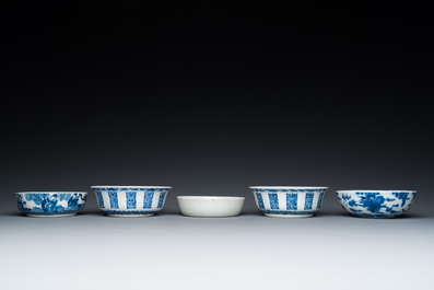 Vijf Chinese blauw-witte kommen, 19/20e eeuw