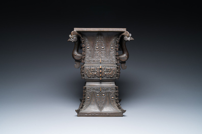 Een Chinese archa&iuml;stische deels vergulde bronzen 'fangzun' vaas met inscriptie, 19e eeuw