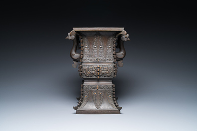Een Chinese archa&iuml;stische deels vergulde bronzen 'fangzun' vaas met inscriptie, 19e eeuw