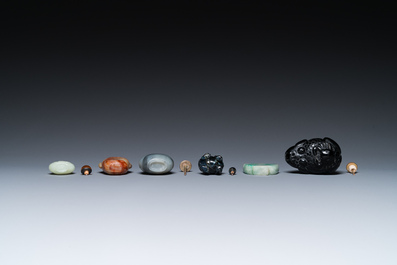 15 Chinese hardstone, glass and walnut snuff bottles, 19/20th C.