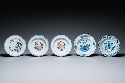 23 Chinese blue, white and Imari-style plates, Kangxi/Qianlong