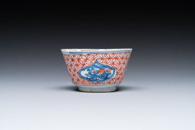 13 stukken Chinees blauw-wit en famille rose porselein, Kangxi en later