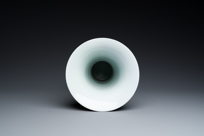 Vase de forme 'yenyen' en porcelaine de Chine en bleu, blanc, c&eacute;ladon et rouge de cuivre, marque de Kangxi, Qing
